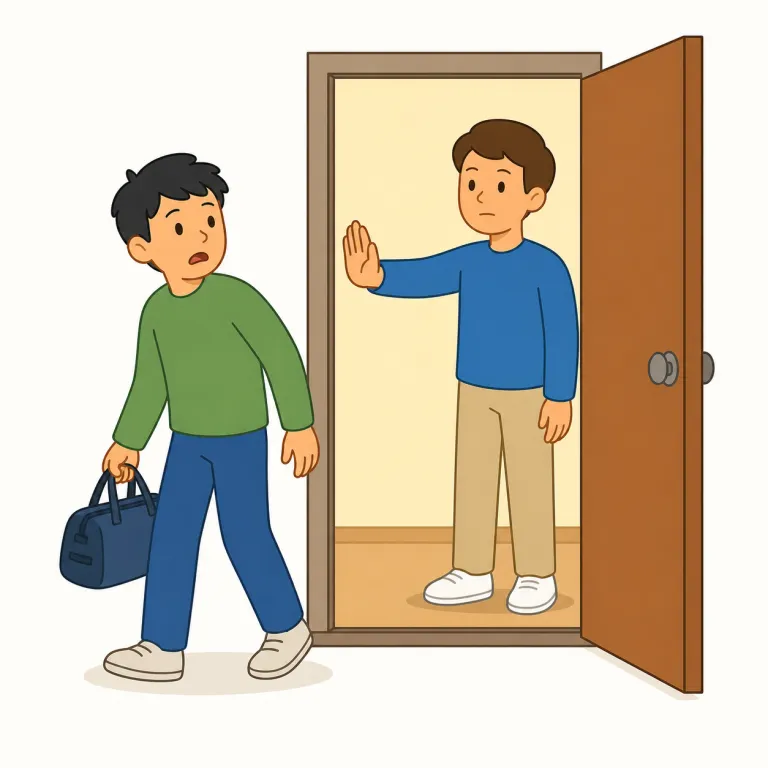 kick out（追い出す・句動詞）の覚え方イラスト — 「kick（蹴る）」＋「out（外へ）」の通り、文字通り「蹴り出す」イメージで強制的に追い出すさまを表す